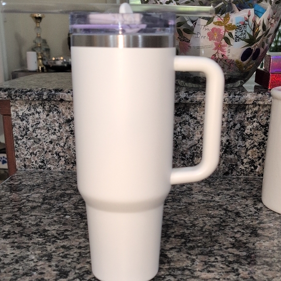 unbranded Other - White Tumbler with Handle and Lid